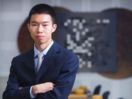 韩延导演一贯擅长在类型片中注入深沉情感，此次继《人生大事》后与朱一龙二度合作，能否再创佳绩？