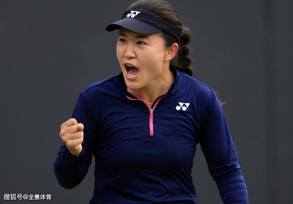 影帝本尼西奥·德尔·托罗自撑雨伞表情搞怪，Tallia 艾米丽·布朗特典雅亮相 2010-08-30 当地时间2010年8月29日，被称为“电视界奥斯卡”的第62届艾美奖颁奖典礼在美国纽约时代广场诺基亚剧院盛大举行，本届艾美奖入围者实力雄厚竞争激烈，红地毯上也是群星闪耀，星光熠熠。
