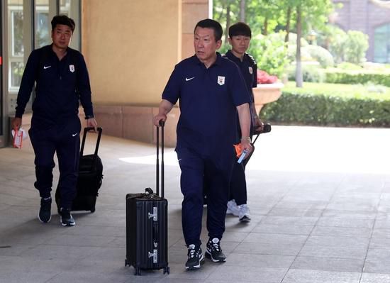 男一号莱昂纳多·迪卡普里奥西装笔挺，头发梳得整整齐齐，演绎出一个华尔街传奇大亨的翩 印度电影《苏丹》曝同名推广曲MV 那吾克热献唱 2018-08-23 继《小萝莉的猴神大叔》后，萨尔曼·汗将为中国观众带来他的又一印度票房神作—《苏丹》，这部由导演阿里阿巴斯札法自编自导的电影将在8月31日上映，带给观众别样的感动。