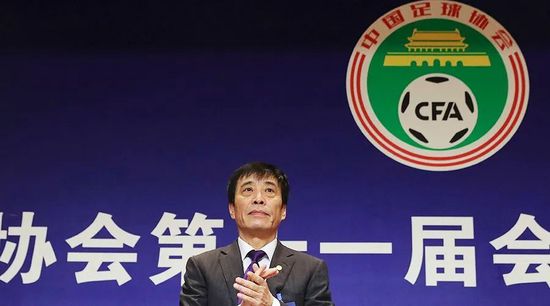照片中，王源穿着片中学生装戏服，戴着黑色口罩，练习电影里骑摩托的片段。