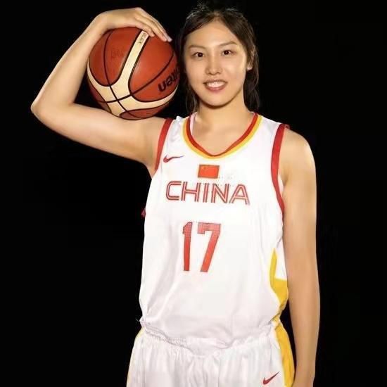 《家有儿女》将拍大电影 原班人马回归 2024-01-16 日前，由梅根·福克斯、乔什·杜哈明、林永健、侯明昊等主演的合拍片《家有儿女之神犬当家》在京举行首映，总策划、出品人张林书现场透露，目前在筹备《家有儿女》原班人马大电影，打算今年就开，把宋丹丹、高亚麟 《家有儿女之神犬当家》首映 家有儿女原班人马大电影启动 2024-01-16 文章藏身上海酒店不住家 保姆带小女儿探父小聚 2014-06-20 近日文章返回上海入住某酒店，回到上海但没有回家住的文章生活相当低调，当天记者在酒店见到文章的助手带着保姆及小女儿来到酒店探望父亲，父女俩在酒店房间相聚一小时之后前后脚离开酒店。