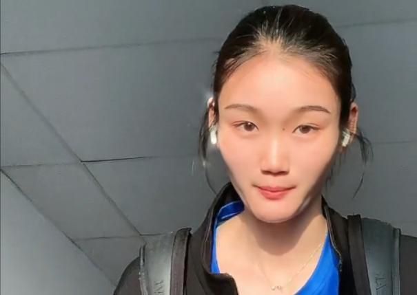 主演海瑟·格拉汉姆身穿黑色深V长裙大秀美背、男主角扎克·加利费安纳基斯、韩裔美籍演员肯·郑、布莱德利·库珀等悉数亮相。