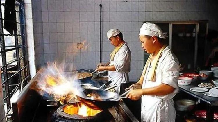 我们这次学的是素描喜剧，那个结构跟我们平常看的小品不一样，我就觉得学了多一点的东西。