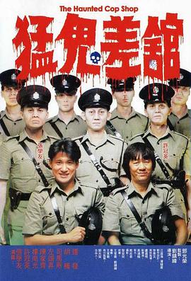 门口有认出他们的粉丝默默拿手机拍照。