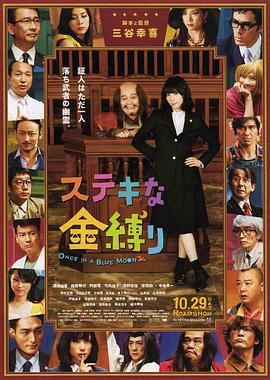 娜塔莉推着婴儿车，亨超则在一旁保护着母子安全。