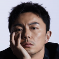 ”照片中，杨洋一身正装帅气逼人，山根高挺，侧颜线条优越。