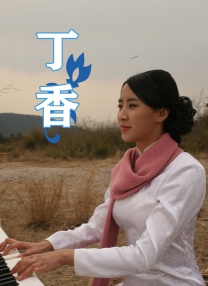 瓦妮莎·哈金斯庆祝25岁生日 22岁男友亲密陪同 2013-12-16 当地时间12月14日，好莱坞，甜心偶像瓦妮莎·哈金斯度过了她的25岁生日，她的妹妹、好友以及亲密男友奥斯汀·巴特勒都参加了她的生日派对。