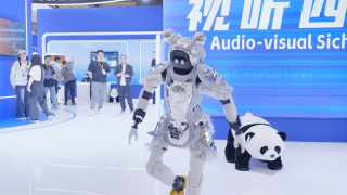 导演姜文携妻子周韵现身，姜文脱帽致意大展亲和力，与妻子周韵恩爱走红毯。